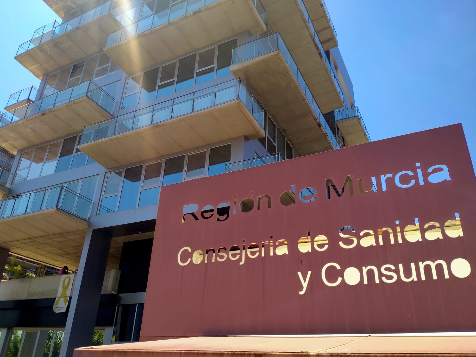 Entrada del edificio administrativo de la Consejería de Salud de Murcia.